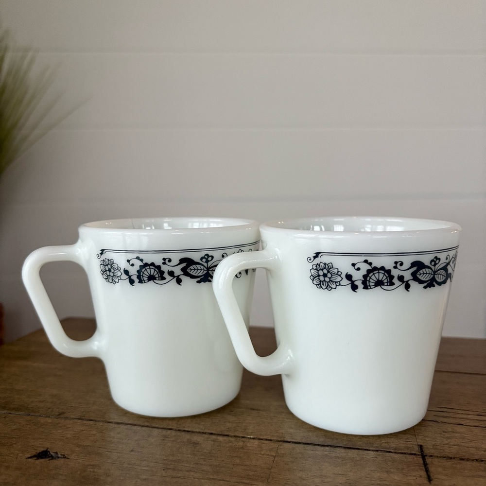 Vintage Pyrex Old Town Blue Onion White Milk Glass Mugs Set of 2 - Picture 4 of 14